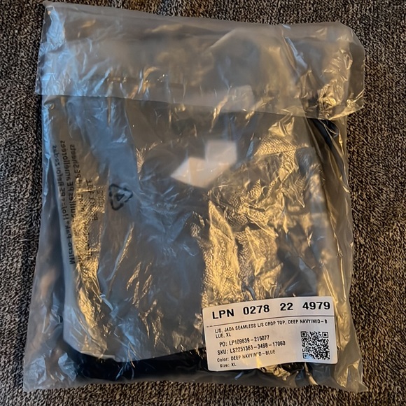 Fabletics Seamless Long-Sleeve Crop Top - NWT - Picture 3 of 3